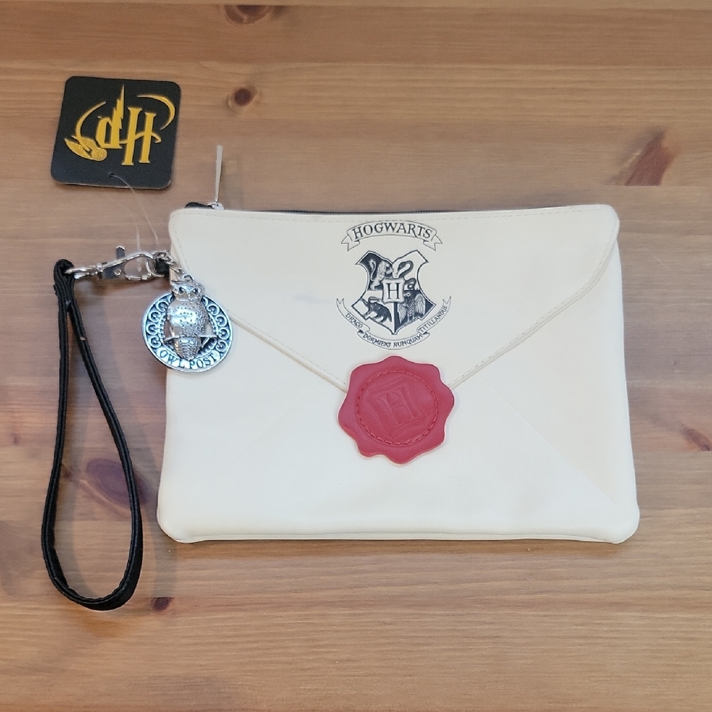 Harry Potter Hogwarts Invitation Cream Wristlet Clutch